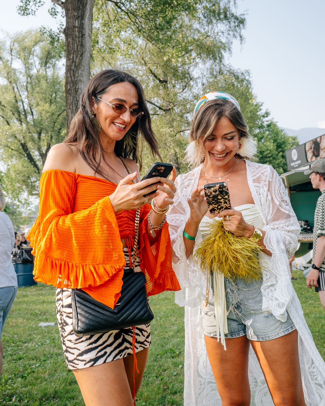 Deux festivaliers commandent depuis leur propre téléphone.