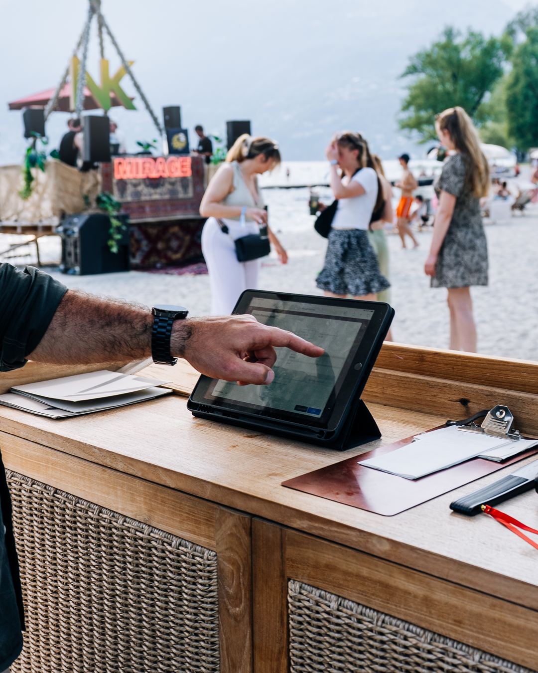 Personal nimmt eine Bestellung auf einem Tablet an der Festivaltheke auf.