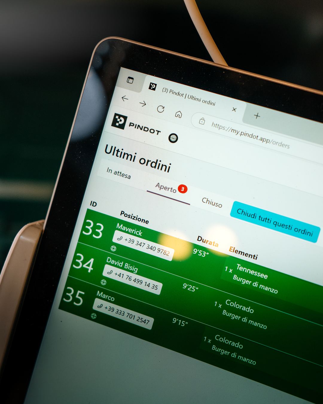 Das Backoffice auf einem Tablet, mit der Liste der offenen Bestellungen und ihren Zeiten.