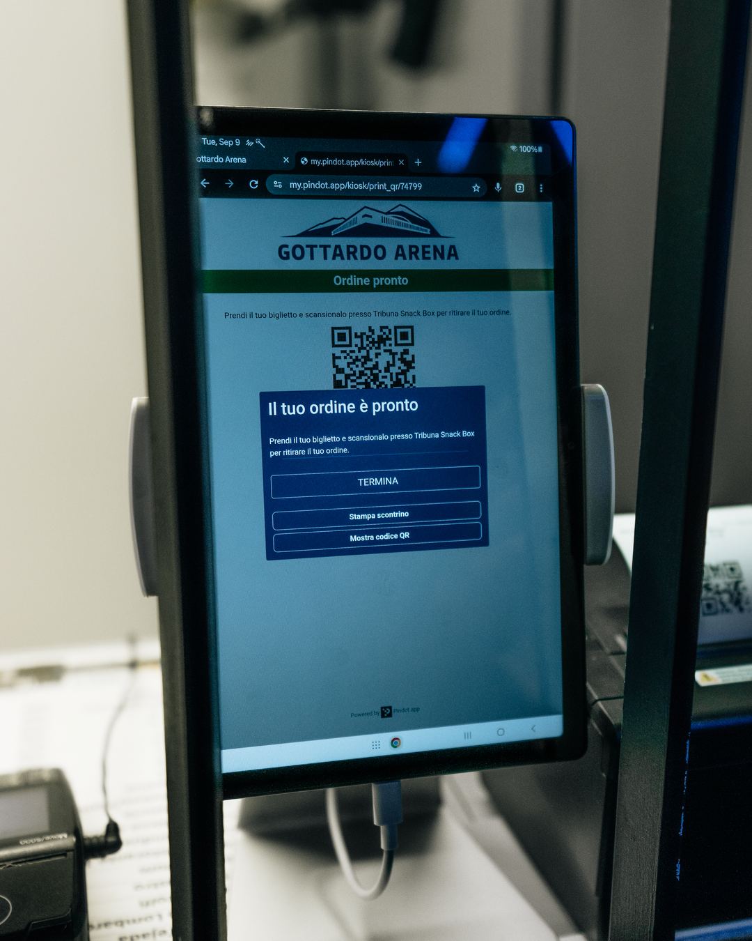 Ein Selbstbedienungsterminal zeigt, dass die Bestellung abholbereit ist.